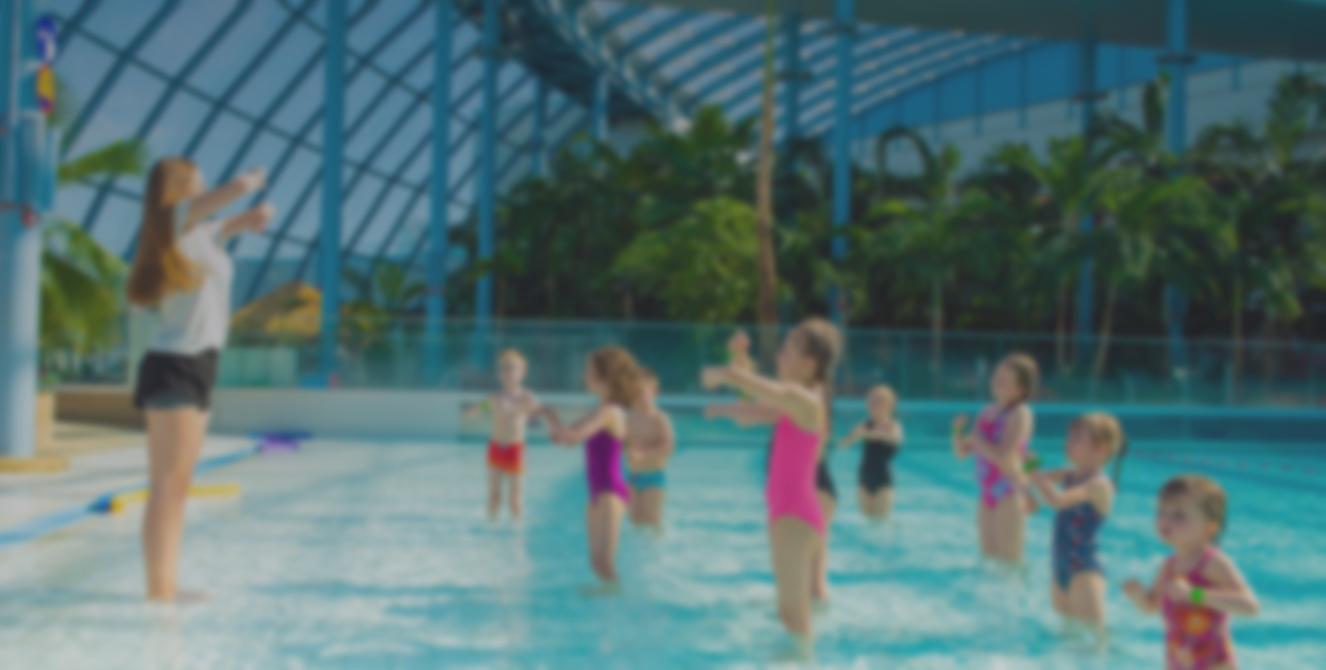 Dzieci bawiące się w basenie na zajęciach ruchowych