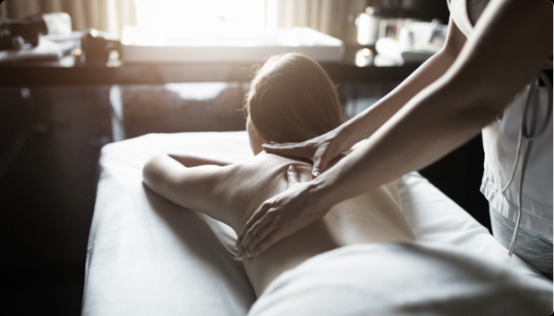 Kobieta korzystająca z relaksującego masażu pleców w spa