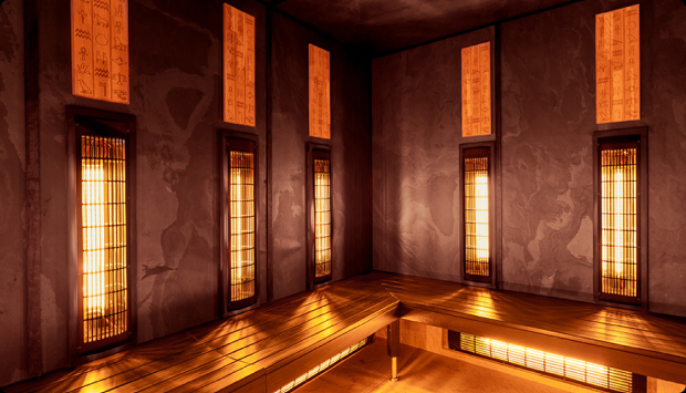 Rustykalna sauna z drewnianą podłogą i ścianą oraz egipskimi dekoracjami